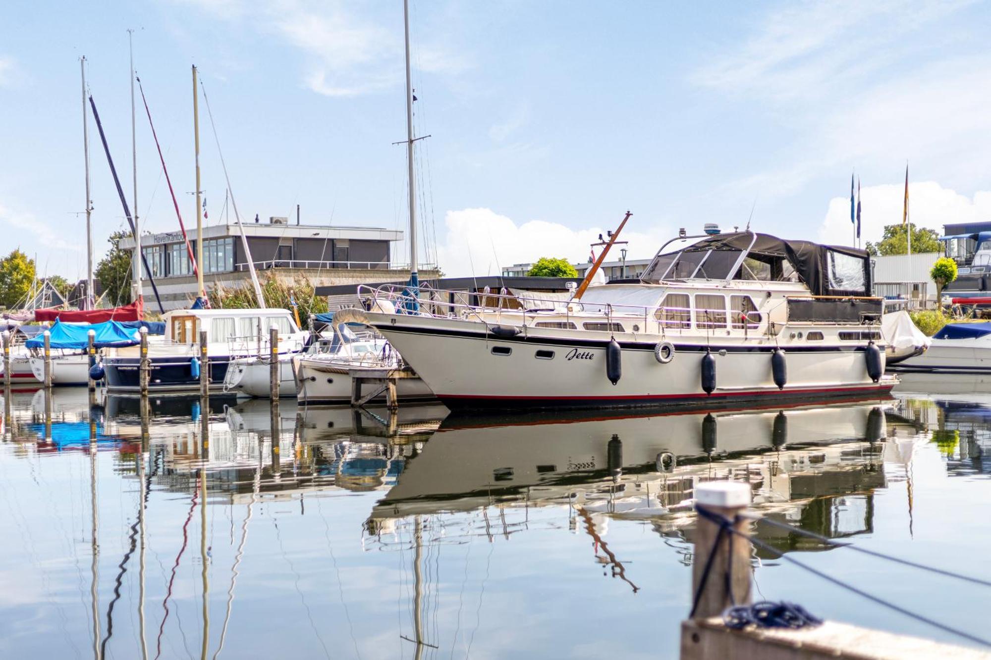 Cosy Tiny Houseboats Near Beach And Restaurants By Weltevreden Experience Zeewolde Extérieur photo